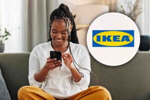 Una ragazza seduta sul divano guarda lo smartphone, in un cerchio il logo di ikea